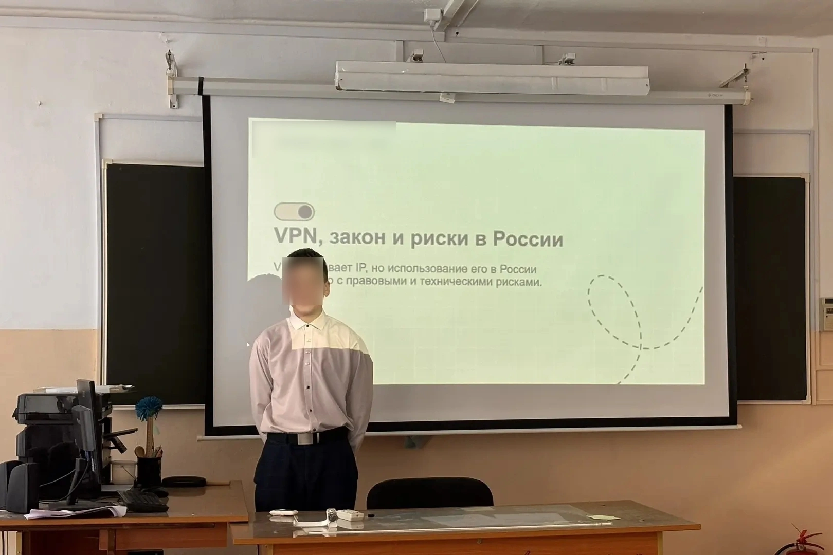 В разных регионах России школы начали проводить специальные уроки по цифровой безопасности, где рассказывают об опасностях использования VPN, рисках утечки персональных данных и возможных правовых последствиях действий в интернете.