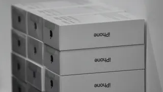 У российских продавцов скопились большие запасы дорогих смартфонов Apple и Samsung: из‑за экономии на электронике спрос просел, и ритейлерам приходится снижать цены и распродавать устройства с крупными скидками.