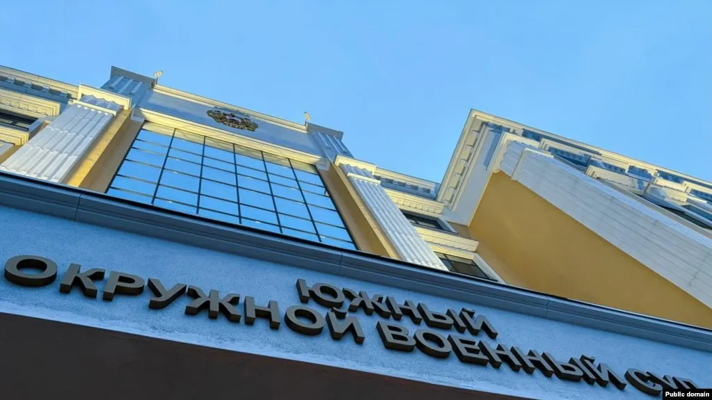 Южный окружной военный суд приговорил троих молодых людей к срокам от 8 до 10 лет лишения свободы по делу о подготовке поджога военкоматов в Ростове-на-Дону, квалифицированному как диверсионная деятельность.