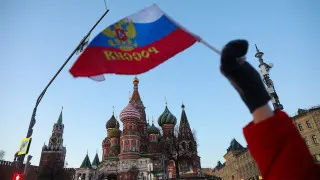 Просроченная задолженность российских компаний перед поставщиками и контрагентами выросла до 8,2 трлн рублей, что эквивалентно почти 4% ВВП. Основной рост пришёлся на обрабатывающую промышленность и торговлю на фоне повышения налогов и сокращения бюджетных расходов.