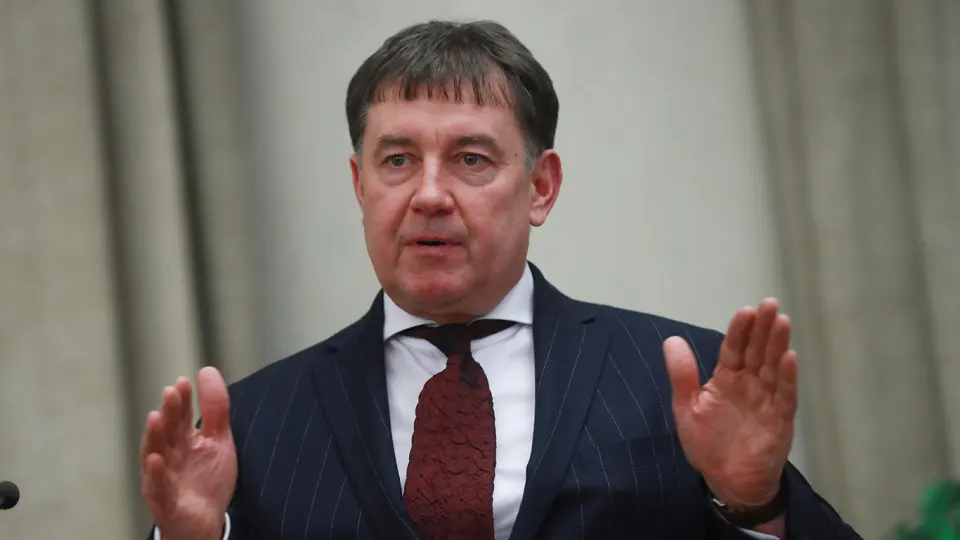Мосгорсуд оставил в силе решение о национализации имущества бывшего председателя Совета судей России Виктора Момотова: у него и аффилированных лиц изъяли десятки участков и объектов недвижимости, сеть отелей Marton и другие активы на миллиарды рублей из‑за связей с криминальными структурами и признаков коррупционного обогащения.