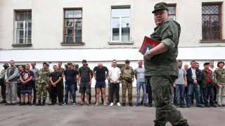 Минобороны подготовило поправки, позволяющие проверять военнослужащих на употребление алкоголя непосредственно в воинских частях с использованием экспресс-тестов, без обязательной доставки в медучреждение.