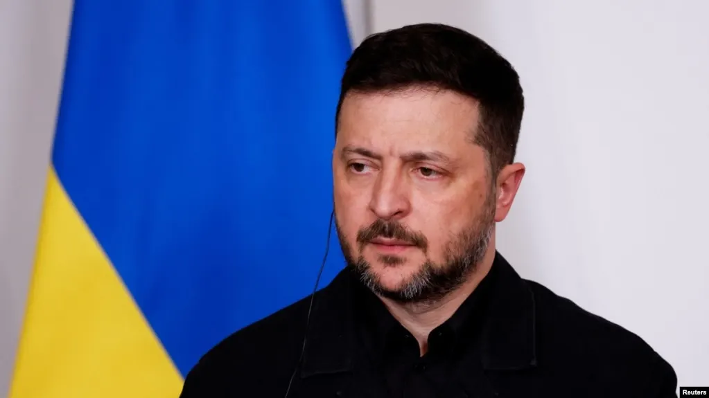 Президент Украины заявил, что предложение Москвы о прекращении огня на время празднования Дня Победы может преследовать цель обеспечить безопасность парада, тогда как Киев поддерживает лишь реальные меры по защите гражданских и обмену пленными.