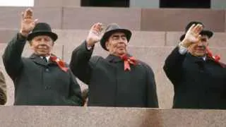 Правительство России до конца 2026 года переходит к системе плановых заданий для нефтяных компаний по выпуску и отгрузкам бензина и дизтоплива, а также ограничивает рост цен на заправках уровнем инфляции на фоне масштабных атак украинских беспилотников на нефтеперерабатывающие заводы.
