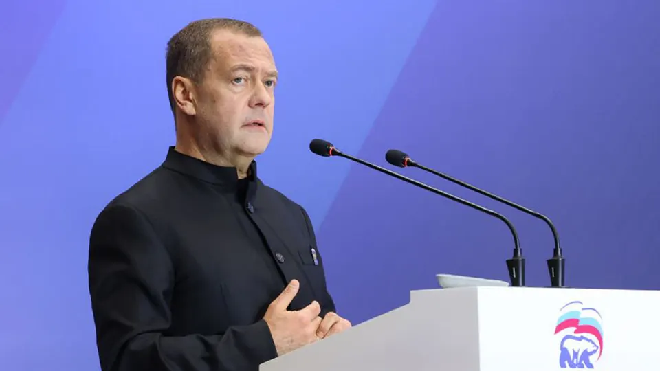 Зампред Совбеза Дмитрий Медведев заявил, что ядерный апокалипсис «реально возможен», и объяснил, зачем России нужна ядерная триада; на фоне истечения СНВ‑III стороны обсуждают дальнейшие шаги и временное соблюдение условий договора.