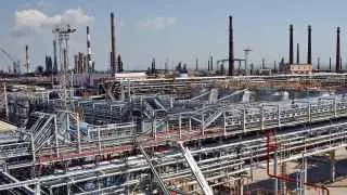 После серий атак беспилотников остановлена переработка нефти на Туапсинском и Новокуйбышевском НПЗ, а также ограничена работа ряда других крупных российских нефтеперерабатывающих заводов.