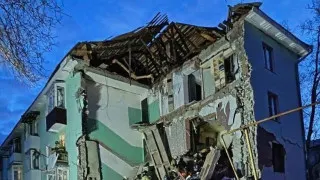 В Сызрани один из украинских беспилотников попал в жилую многоэтажку, частично обрушив подъезд. Из-под завалов спасены 11 человек, в том числе двое детей; еще один удар пришёлся по другому дому. Ночью ПВО сообщила о перехвате более 150 дронов в ряде регионов России, временно ограничивалась работа нескольких аэропортов.