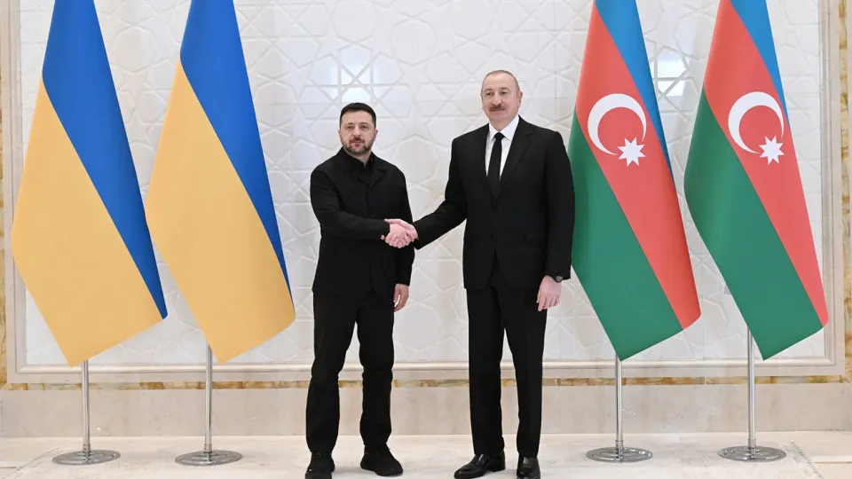 Президенты Украины и Азербайджана на встрече в Габале подтвердили взаимную поддержку суверенитета и территориальной целостности, договорились углублять сотрудничество в оборонно-промышленной сфере и выразили готовность к новым трёхсторонним переговорам о мире при участии США и России.
