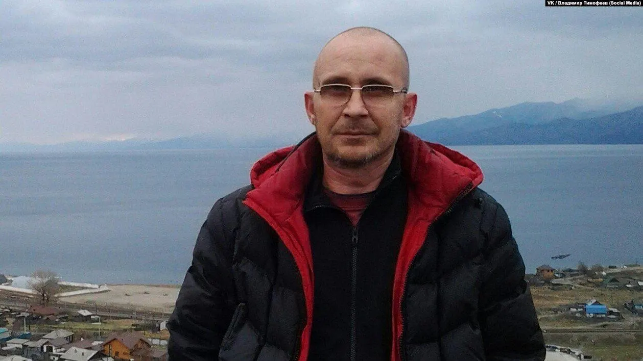 Ветеран и бывший политзаключённый Владимир Тимофеев перенёс инфаркт и находится в реанимации. Его близкие связывают ухудшение здоровья с регулярными ночными проверками и давлением надзорной системы.