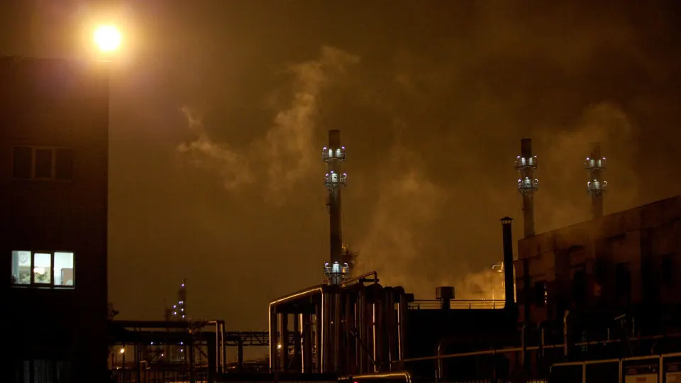 В середине мая Рязанский и Московский нефтеперерабатывающие заводы временно приостановили переработку нефти после серии нападений беспилотников. Остановка ещё больше сократила объёмы переработки в стране и повлияла на поставки топлива в регион.