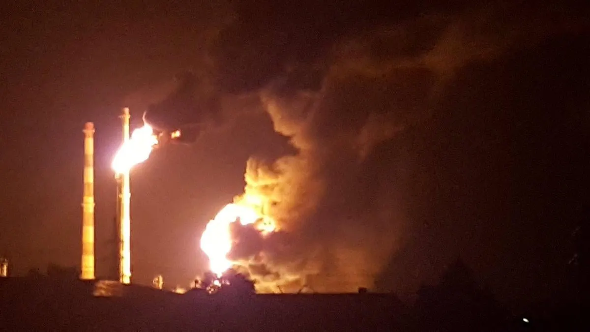 После атаки беспилотников на НПЗ NORSI в Нижегородской области была остановлена основная установка переработки нефти. Ряд ключевых заводов в центральной России сократил производство или приостановил отдельные мощности.