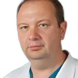 Руководителем областного онкодиспансера стал торакальный хирург Андрей Менг — у него 30 лет стажа и около 4 тыс. операций. В последние годы в учреждении часто менялось руководство.