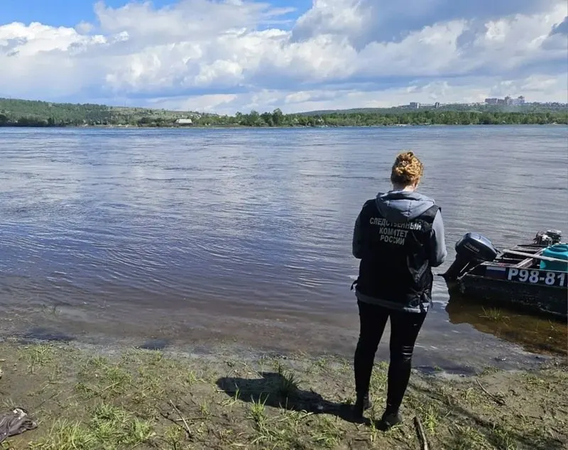 На Ангаре у Поповского острова лодка наехала на препятствие и перевернулась. Четверо оказались в воде без спасательных жилетов, возбуждено уголовное дело.