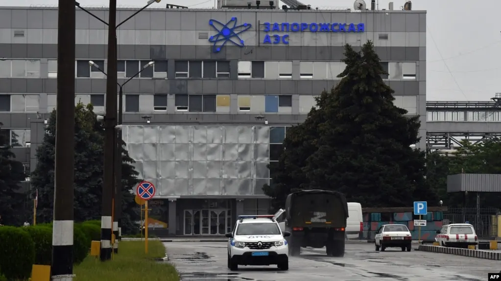 Эксперты Международного агентства по атомной энергии прибыли на Запорожскую АЭС для проверки последствий удара по шестому энергоблоку. Стороны обвиняют друг друга, ущерб и подробности инцидентов продолжают выясняться.