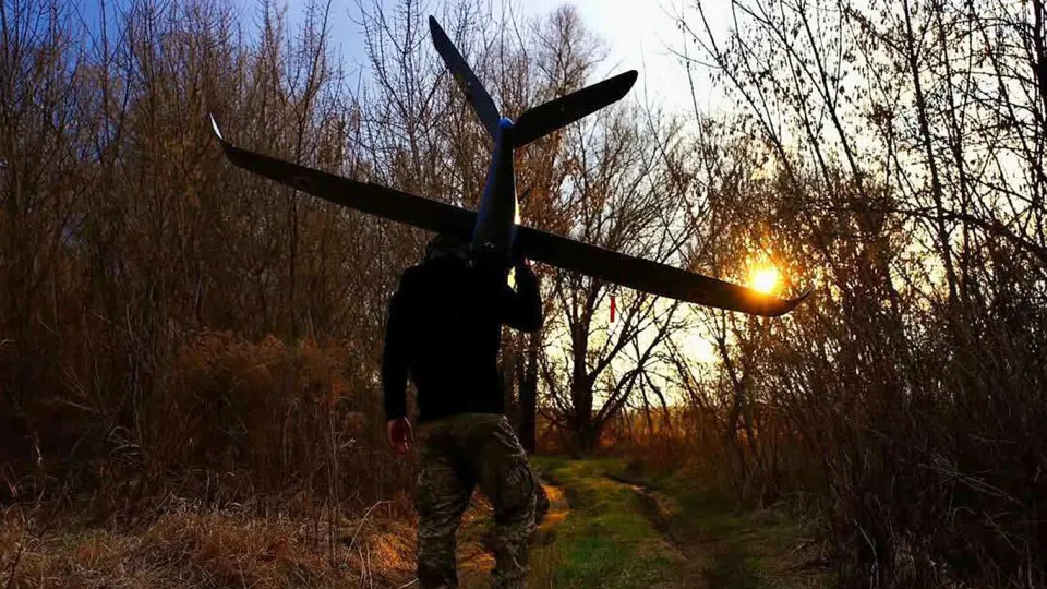Усиление ударов средне‑дальности беспилотников позволило Украине заметно увеличить число поражённых средств ПВО и поразить объекты глубокой тыла в России, включая промпредприятия в Перми, что ставит под угрозу снабжение войск и энергетику.