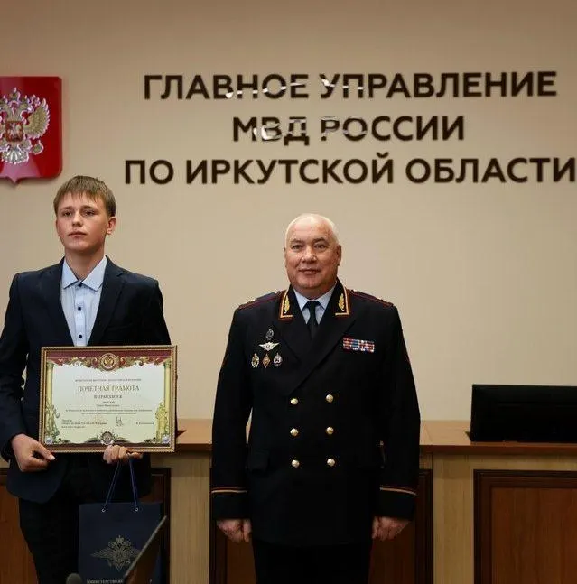 17‑летний Семён Дроздов отследил списания по карте своей бабушки, сам нашёл и задержал подозреваемого в супермаркете. Мужчине предъявлено обвинение, подростка наградил министр внутренних дел.