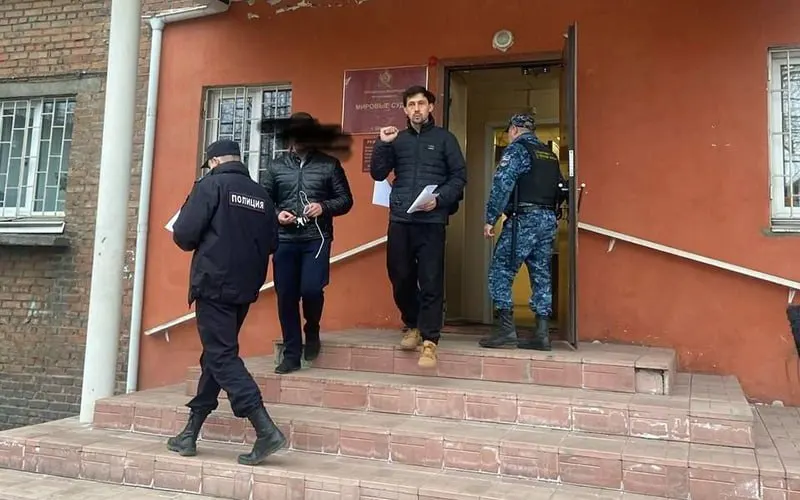 Григорий Грибенко, который должен был выйти после 12 суток ареста, был сразу доставлен в полицию — на 7 мая назначено слушание по новому делу; точная статья не указана.
