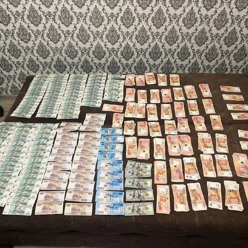 В Иркутске задержан 40‑летний мужчина: после сбыта двух граммов марихуаны при обыске нашли около 500 г наркотиков, более 2,5 млн рублей и доказательства продажи. Возбуждено уголовное дело.