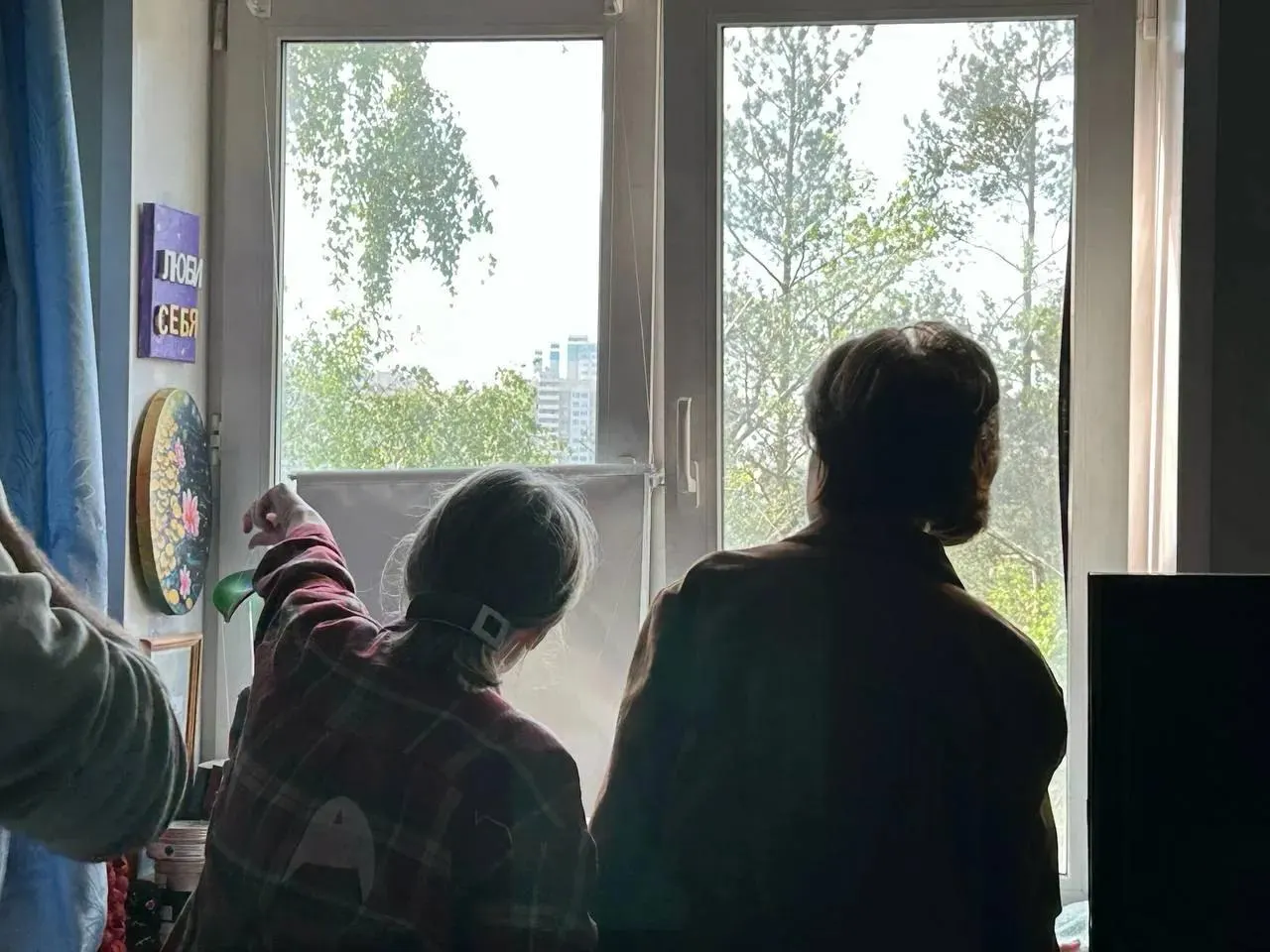 В Московской области во время ночной атаки беспилотников в частный дом в Химках врезался дрон — есть погибшая и пострадавший. Также повреждены многоквартирный дом и другие здания; обломки упали рядом с Шереметьево. По стране за ночь сбили 555 беспилотников.