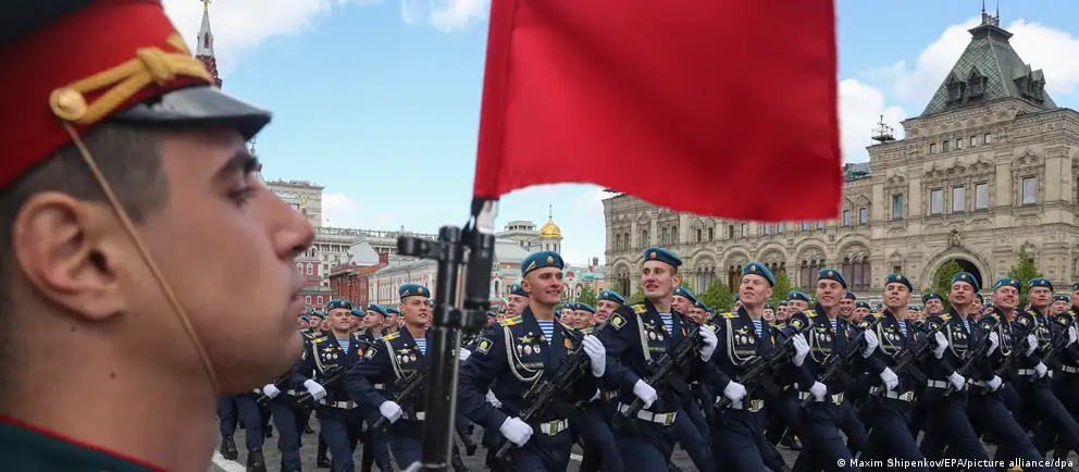 Власти объявили об изменении формата празднования Дня Победы: в Москве и ряде регионов исключили военную технику и массовые элементы. Официально это объясняют угрозой безопасности, эксперты добавляют причину — задействованность техники на фронте и политический смысл парадов.