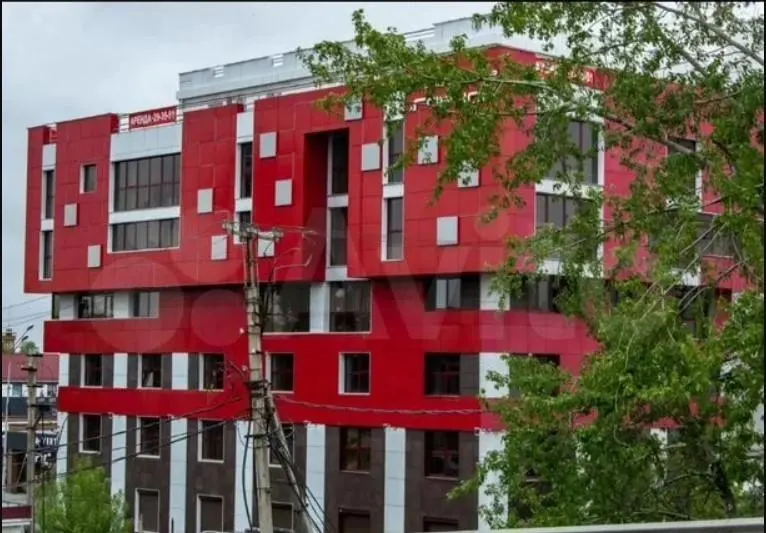 Здание площадью 4,1 тыс. м² на Горной, 4 предлагают переоборудовать под гостиницу с рестораном на крыше. В объявлении указана готовая проектная идея и частично закупленные материалы. Цена — 400 млн рублей.