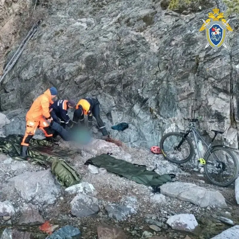Во время велопохода 3 мая на Большой Байкальской тропе произошёл камнепад: один из участников, мужчина 1983 года рождения из Иркутска, получил тяжёлые травмы и скончался до прибытия спасателей. Следователи проводят доследственную проверку.
