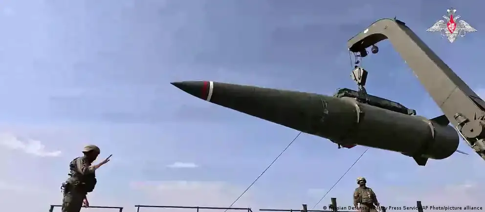 Минобороны РФ объявило о манёврах, в которых задействованы десятки тысяч военнослужащих, сотни пусковых установок, стратегические подлодки и отдельные отработки применения ядерного оружия на белорусской территории.