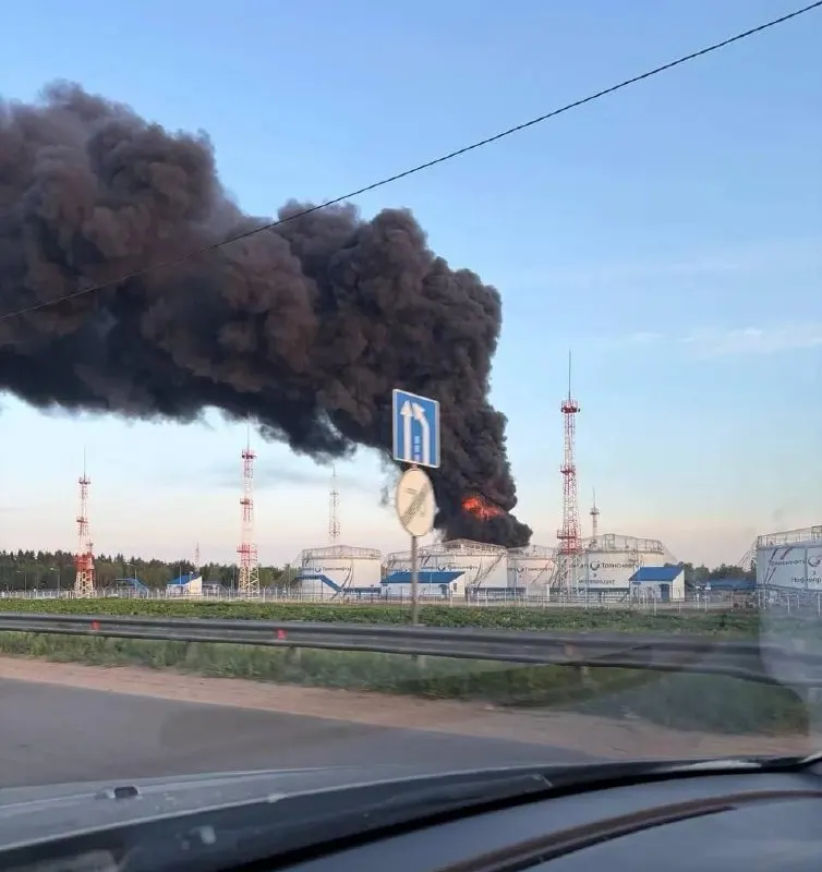 Ночью и утром беспилотники нанесли удары по Московскому НПЗ, нефтеналивным объектам и технопарку в Зеленограде. По сообщениям — минимум 3 погибших, около 12 пострадавших, повреждены жилые дома и нарушена работа аэропортов.