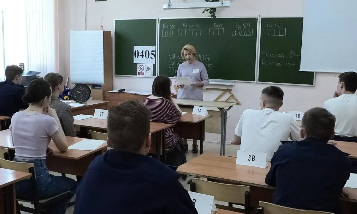 Рособрнадзор выпустил методические рекомендации: сотрудники охраны и организаторы не имеют права прикасаться к участникам ЕГЭ и их вещам; при сигнале металлоискателя просят добровольно показать или сдать предмет.