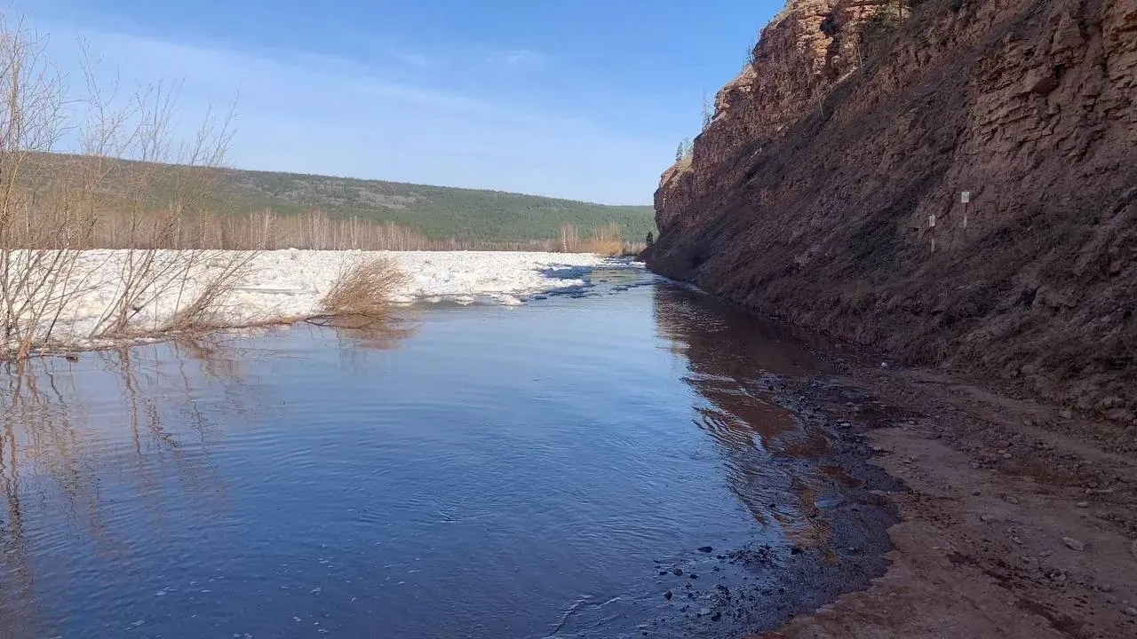 Из‑за ледового затора на реке Лена подтоплен участок трассы Иркутск — Жигалово, движение ограничено на 330–340 км. Вертолётом эвакуировали 17 человек, в том числе 8 детей.