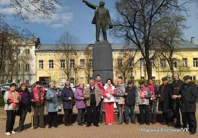 Калужский районный суд оштрафовал депутатку гордумы от КПРФ Марину Костину на 20 тыс. рублей за проведение несогласованного мероприятия — возложение цветов к памятнику Ленина; протокол составлен по заявлению сотрудника мэрии.