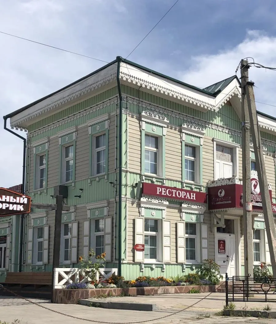 В центре Иркутска завершил работу филиал «Академии караоке», просуществовавший восемь лет. Объявлена распродажа мебели и посуды; гостей приглашают в другой филиал на Ширямова, 32/1.