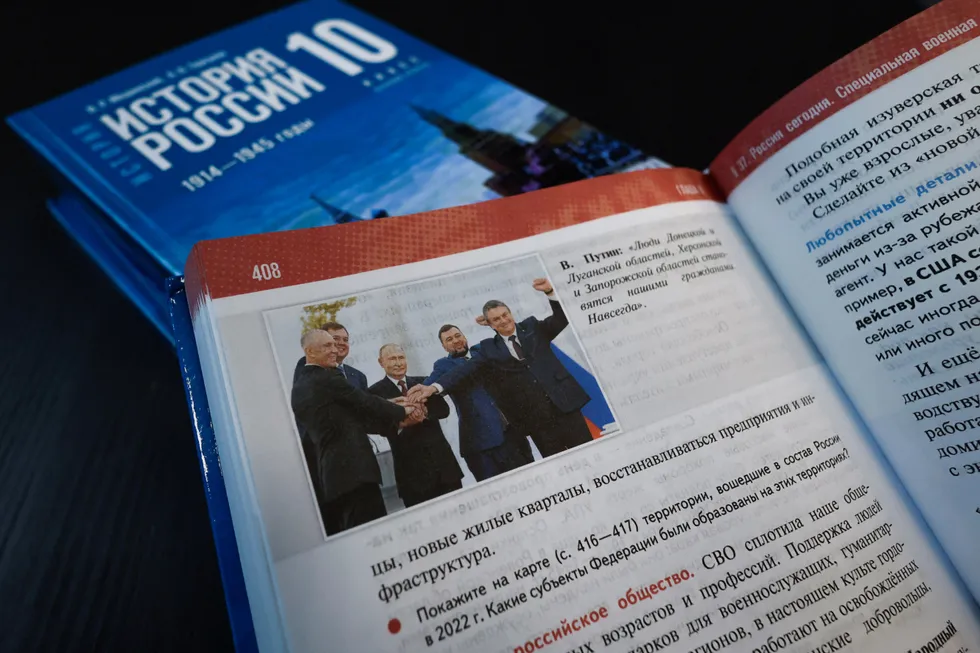 Новые школьные учебники по истории для 6–9 классов строят повествование так, чтобы сгладить неудобные факты, оправдать современные государственные проекты и воспитать у детей лояльность вместо критического мышления.