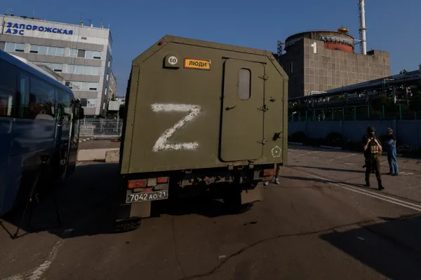 По данным российской стороны, боевой дрон подорвался у машинного зала шестого энергоблока Запорожской АЭС: оборудование не пострадало, но в стене образовалась дыра. Ранее со станцией фиксировались длительные перебои связи.