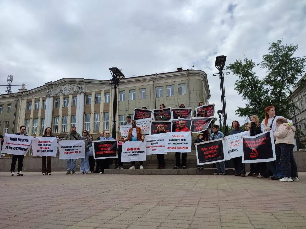 Около 40 человек собрались на площади Труда в Иркутске. Пострадавшие от недобросовестных застройщиков просят региональную программу достройки и компенсаций — в регионе уже более 80 семей столкнулись с замороженными объектами.