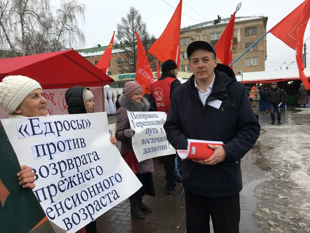 Новосибирский обком КПРФ опубликовал заявление в поддержку омских коммунистов Владимира Виниченко и Ивана Федина. Суд оштрафовал их и запретил участвовать в выборах на год из‑за публикаций и плакатов 2018–2019 годов.