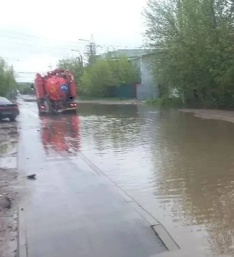 За сутки в городе выпало 23 мм осадков (65% месячной нормы). Мэрия организовала очистку ливнёвок и откачку воды, спасатели убрали упавшее дерево, на части улиц идут восстановительные работы после отключения электроэнергии.