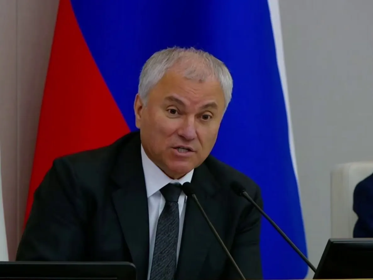 Депутаты расширили список профилактических мер: в него добавили противодействие «фальсификации истории» и предупреждение уклонения от исполнения обязанностей по защите Отечества. Закон связывают с защитой исторической памяти и национальной безопасности.