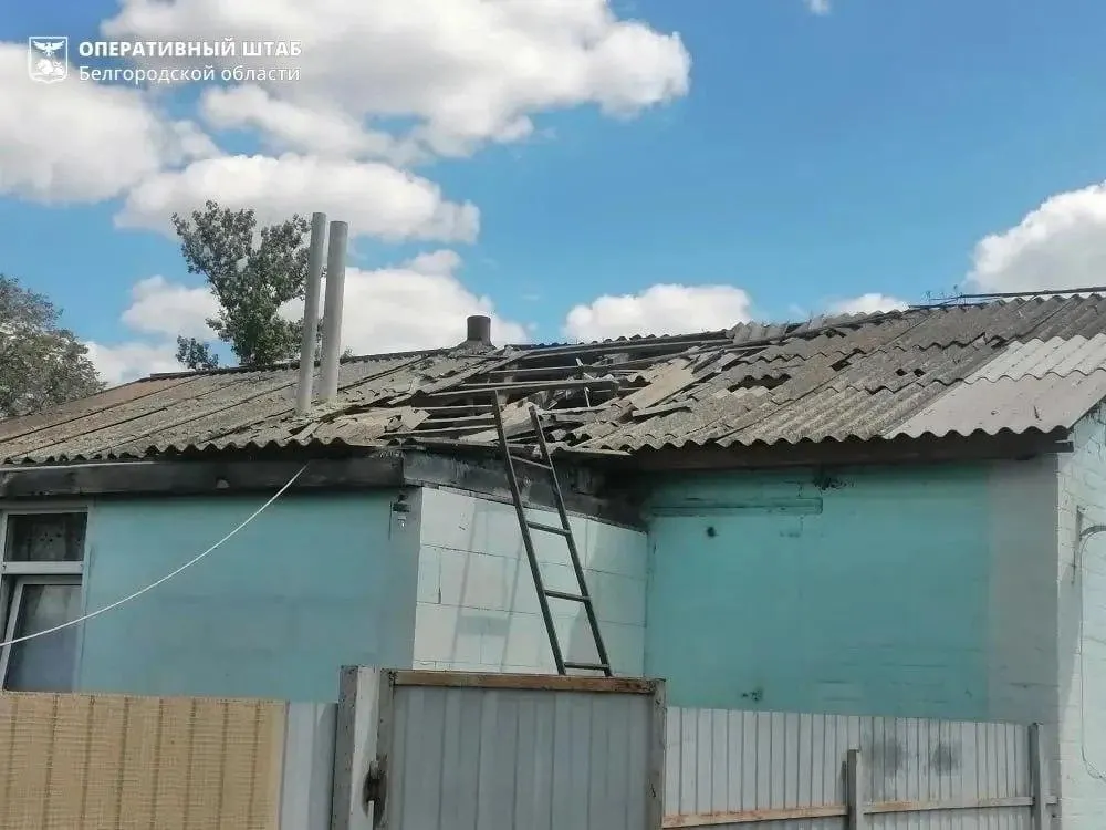 В результате налётов беспилотников в трёх регионах произошли пожары — загорелся поезд и жилые дома, проводится эвакуация жителей. Информация уточняется.