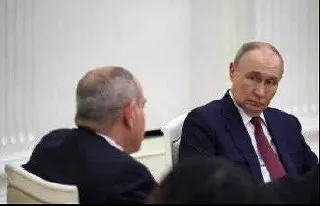 Маркетплейсы временно остановили торговлю армянскими товарами без подробных объяснений — тысячи продавцов оказались в неопределённости. Параллельно Роспотребнадзор заблокировал более 1,1 млн бутылок минеральной воды «Джермук».