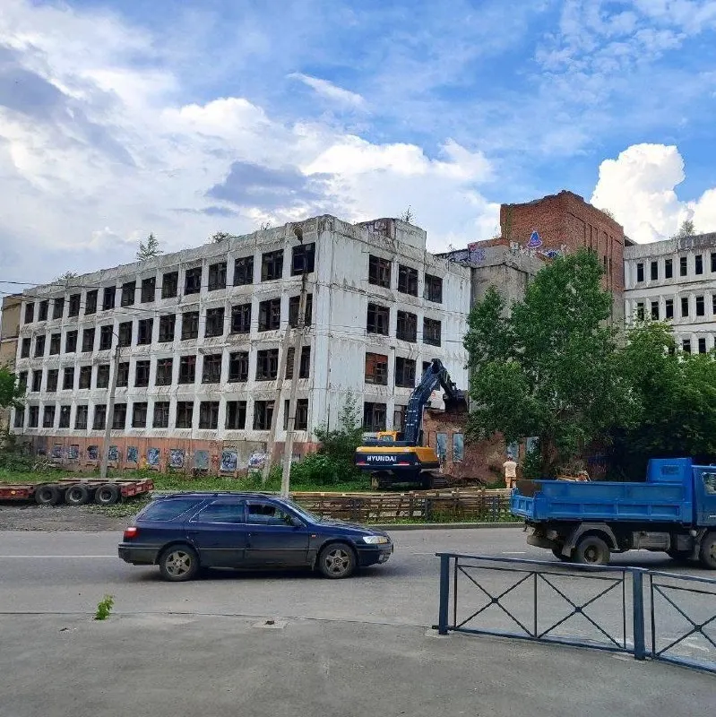 Участок через дорогу от основного корпуса передан больнице в региональную собственность — когда начнётся строительство, пока не сообщают.
