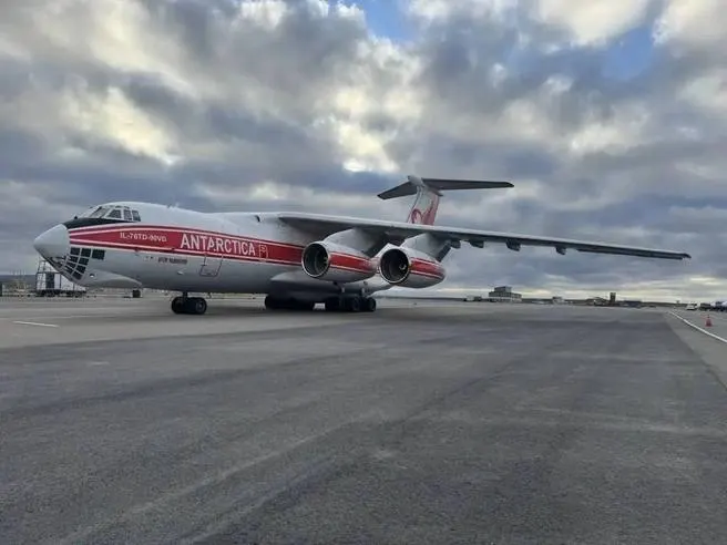 Ил‑76ТД‑90ВД «ANTARCTICA», названный в честь Артура Чилингарова, прибыл в аэропорт Иркутска. Эти самолёты с 1986 года доставляют грузы и участников экспедиций на снежно‑ледовые аэродромы Антарктиды.