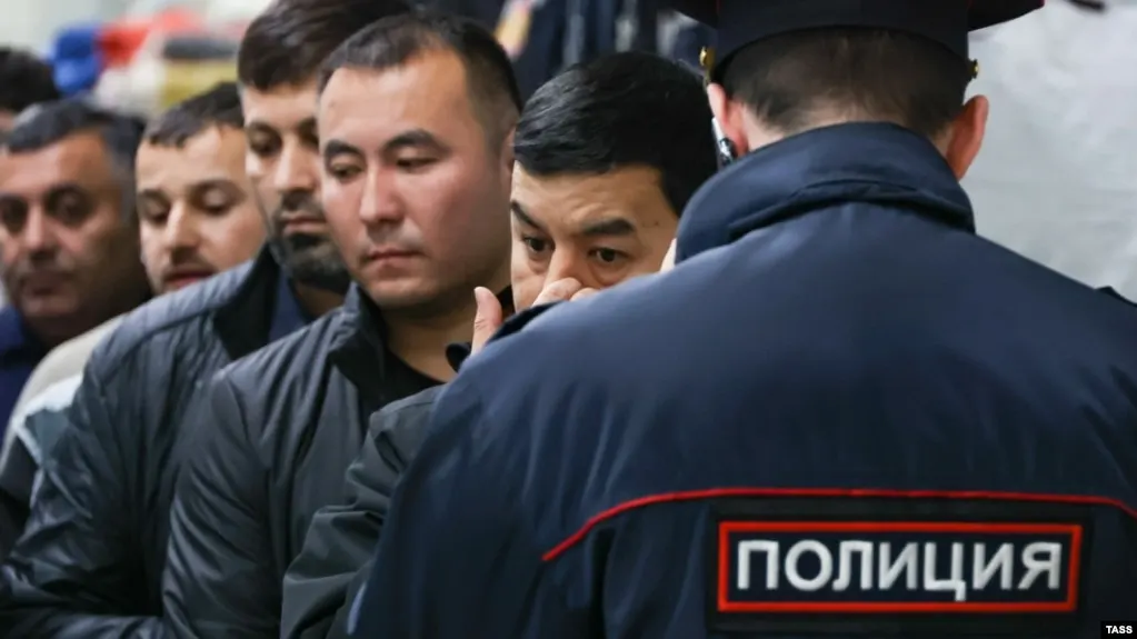Проект расширяет перечень правонарушений, за которые иностранцев и лиц без гражданства могут выдворять из России — число подобных статей может вырасти до 58.