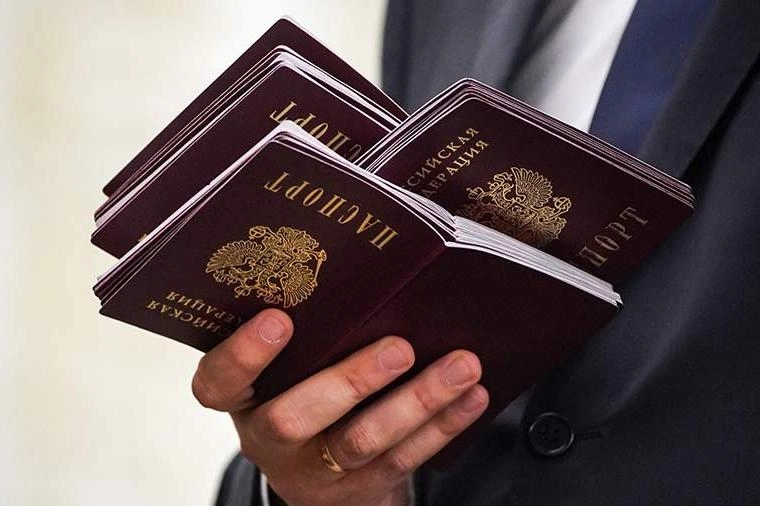 Депутаты от «Единой России» готовят поправки ко второму чтению закона о гражданстве: иностранцам, которых в других странах осудили за поддержку политики РФ или за поддержку СВО, предложат разрешать получать РВП, ВНЖ и гражданство при признании таких приговоров незаконными. Одновременно рассматриваются новые меры по ужесточению миграционного контроля.