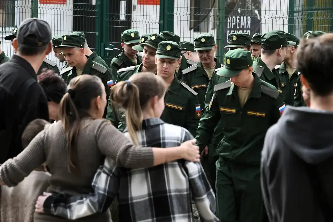 Группа из более чем 450 женщин подала первый иск и планирует серию обращений в суды, требуя изменить нормы, которые лишают их права на выплаты и льготы при отсутствии общего несовершеннолетнего ребёнка с погибшим партнёром.