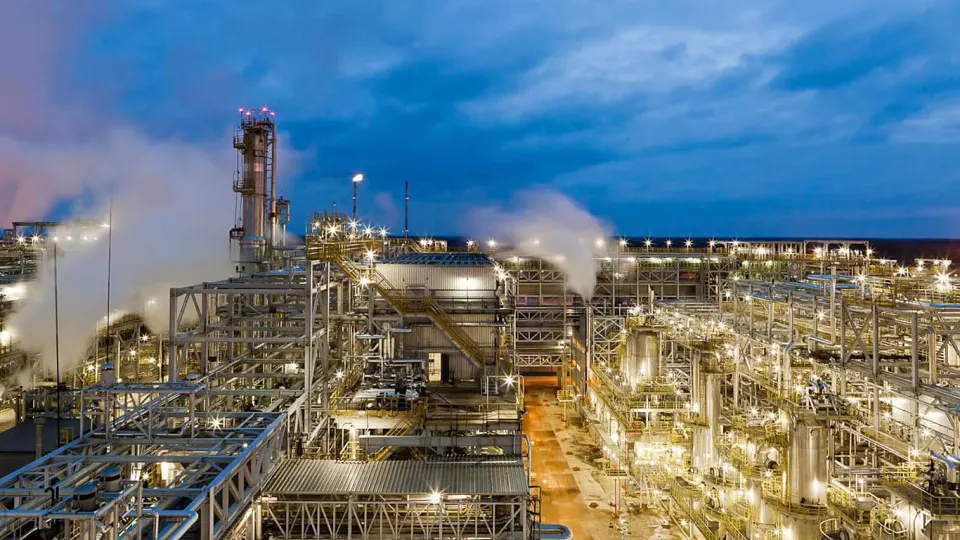 После удара 5 мая нефтеперерабатывающий завод «Киришинефтеоргсинтез» в Ленинградской области остановил переработку и приостановил отгрузки: повреждены ключевые установки, нефтепровод и резервуары.