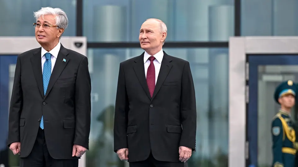 Москва и Астана договорились о совместном строительстве атомной станции «Балхаш» с использованием реакторов ВВЭР‑1200 и государственным экспортным кредитованием; ввод первых блоков планируется в середине 2030‑х годов.