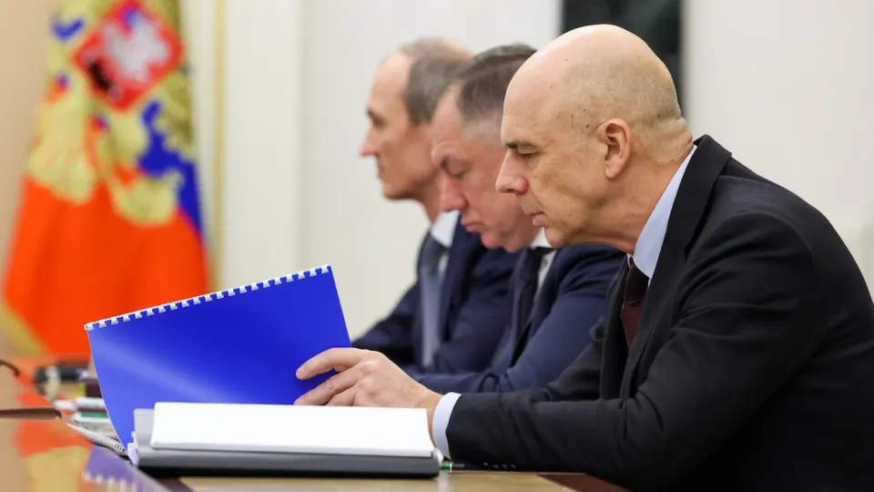 Из‑за низких цен на нефть, крепкого рубля и роста траты на оборону власти вынуждены выбирать приоритеты в бюджете; экономисты предупреждают о риске увеличения дефицита и необходимости сокращения непроцентных расходов.