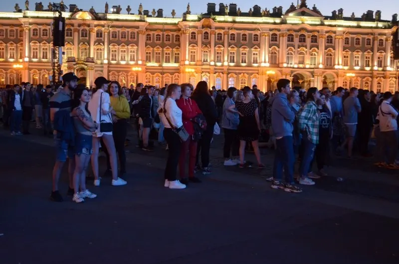 Ночью 27–28 июня в Санкт-Петербурге пройдёт праздник «Алые паруса — 2026» для около 66 тысяч выпускников. Правительство утвердило 300 приоритетных образовательных программ и расширило число бюджетных мест; в Смоленске 26–28 июня пройдут мероприятия Дня молодёжи.