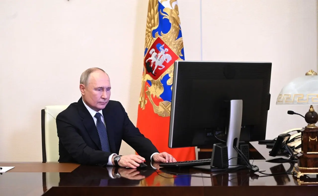 Кабмин и ФСБ получили поручение обеспечить работу ключевых сервисов и доступ к ним при ограничениях интернета; ответственными назначены премьер-министр и глава ФСБ.